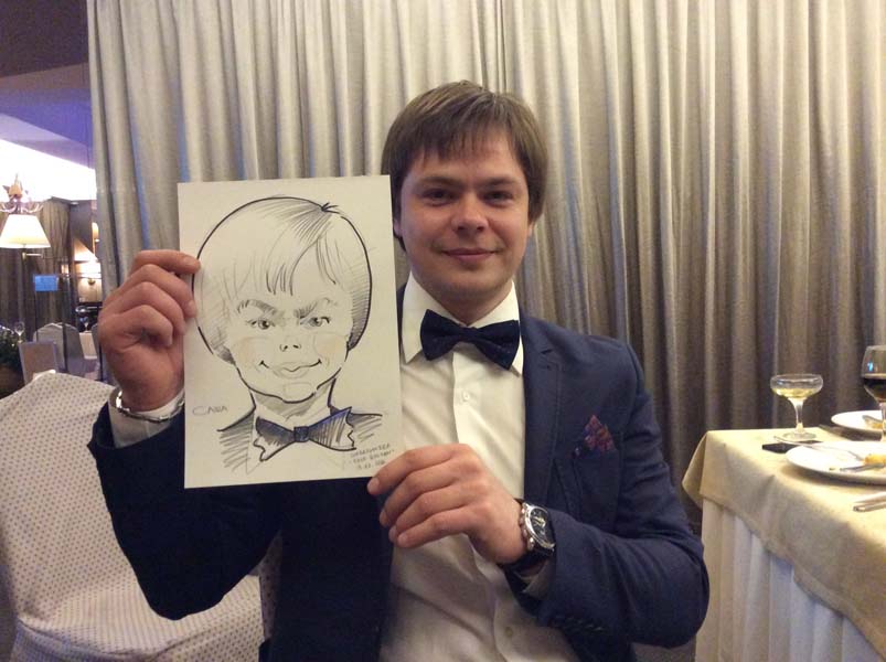 Саша демонстрирует свой шарж на свадьбе в ресторане 