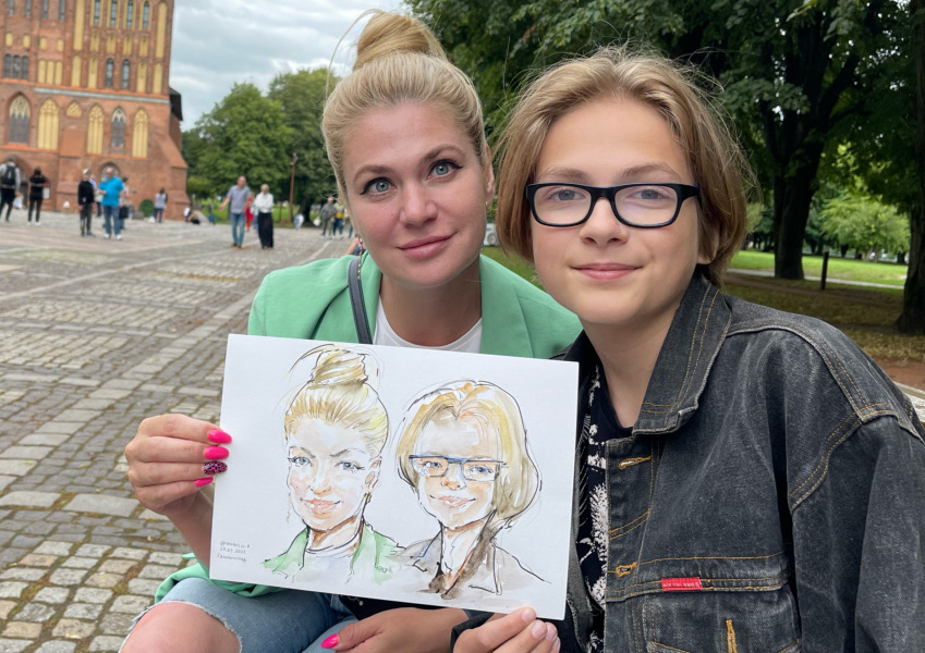 Мама и сын на Острове Канта демонстрируют свой шарж