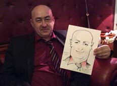 Олег держит свой шарж на свадьбе
