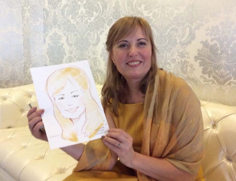 Светлана показывает свой шарж на свадьбе