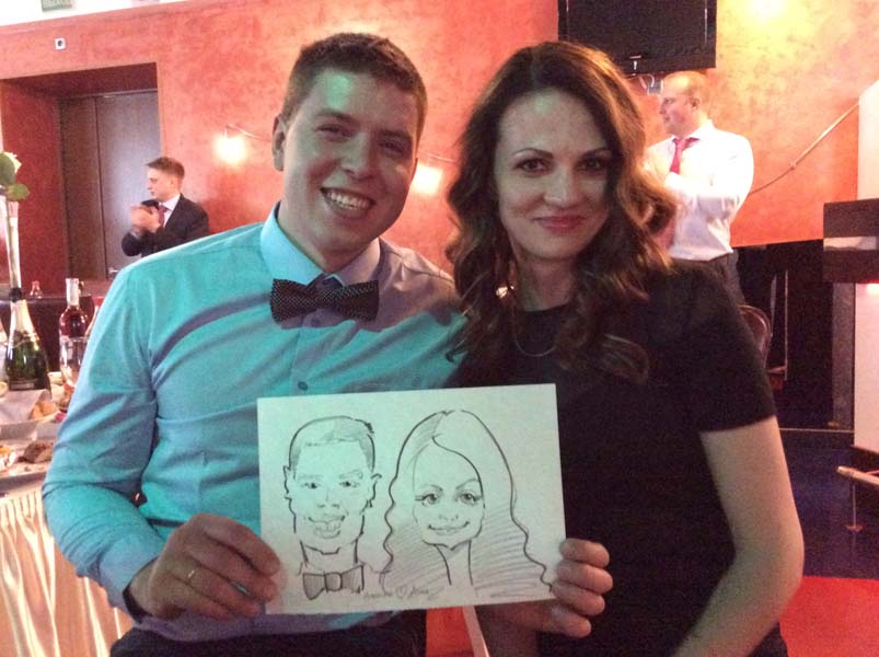 Друзья молодоженов позируют шаржисту Михаилу Шабалину на свадьбе