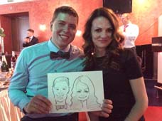 Друзья молодоженов позируют шаржисту Михаилу Шабалину на свадьбе