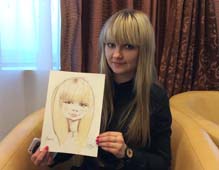 Шаржист подарил Алесе шарж на свадьбе
