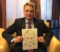 Юрий получил шарж от шаржиста на свадьбе