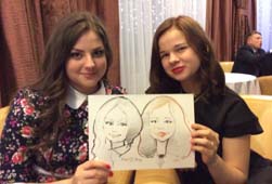 Юля и Леля позируют шаржисту на свадьбе в ресторане 