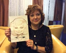 Виктория показывает свой шарж на свадбе