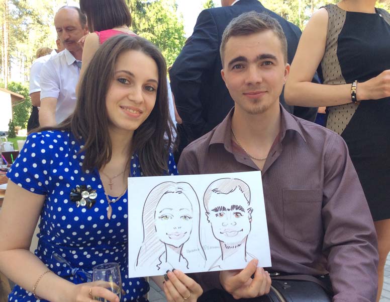 Наталья и Евгений с бокалом вина демонстрируют свой шарж 