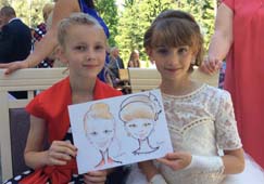 Елизавета и Вика в солнечный день показывают свой шарж