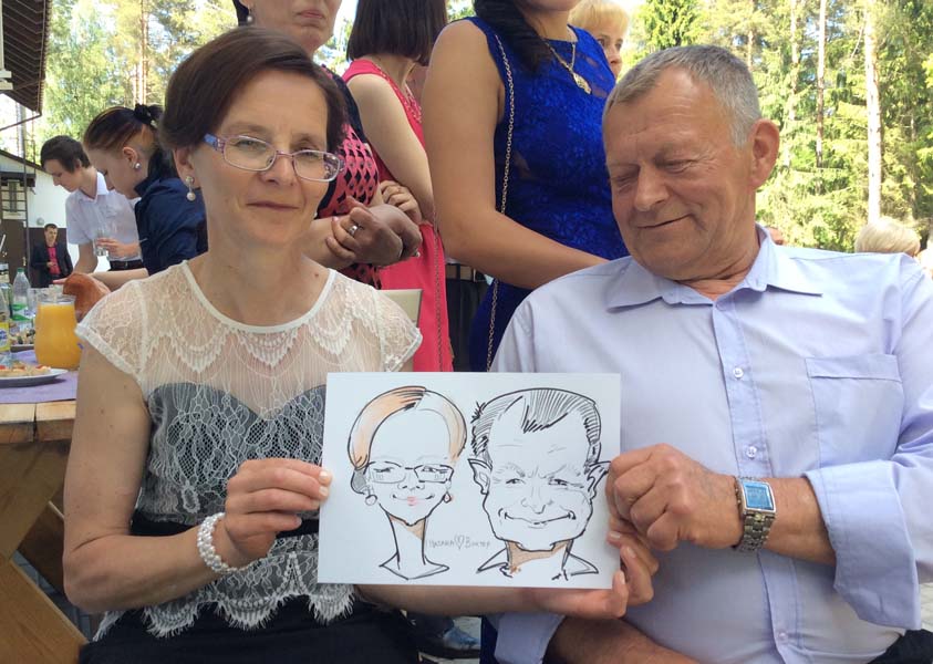 Родители невесты позируют шаржисту 