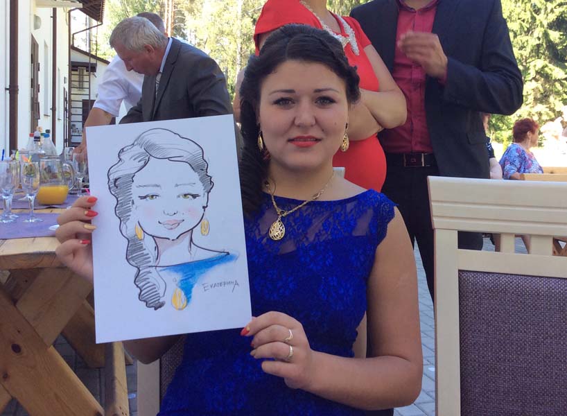 Екатерина в синем платье и янтарными сережками получила свой шарж 