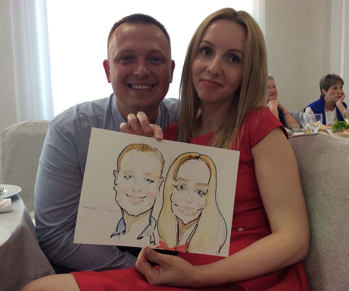 Николай и Марина с улыбкой получили свой рисунок