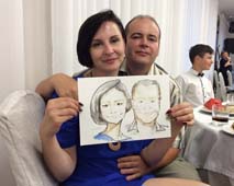 Оксана и Саша показывают свой рисунок на празднике