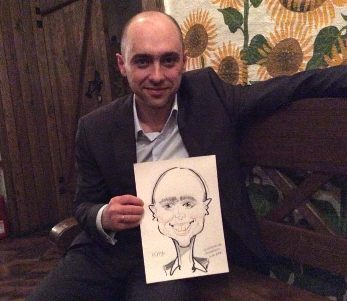 Юра держит свое изображение в 