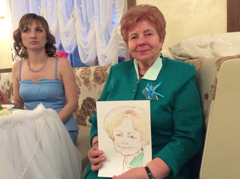 Раиса со своим шаржем на свадьбе в 