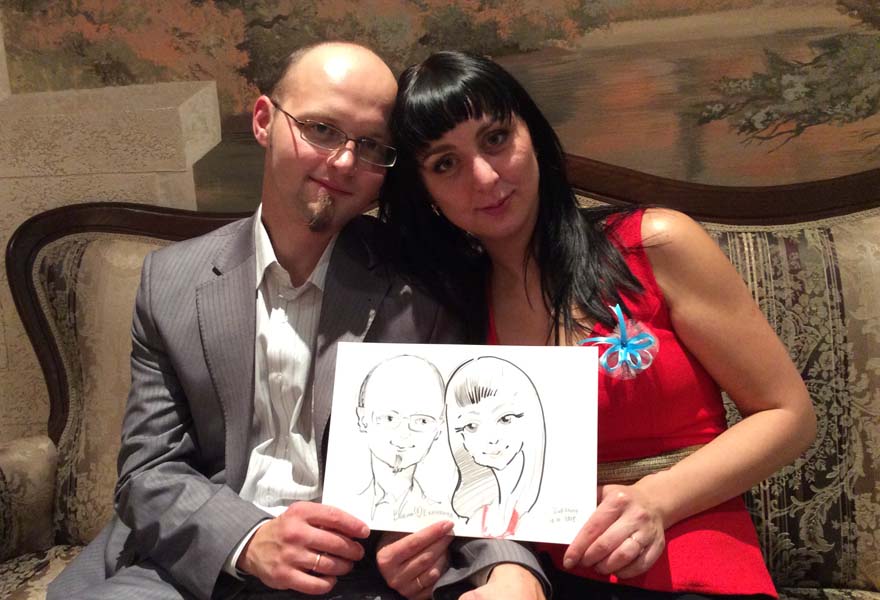 Вадим и Екатерина позируют шаржисту в 